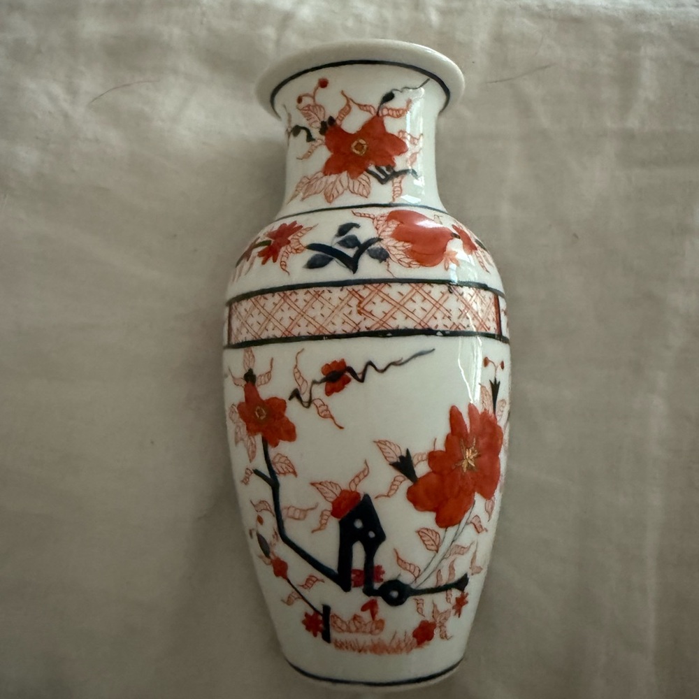 Japanese Imari Ware Vase 6 inch w/ no stamp